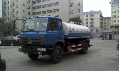 東風(fēng)11噸灑水車(chē)與壓縮垃圾車(chē) 城市環(huán)衛(wèi)的雙重保障